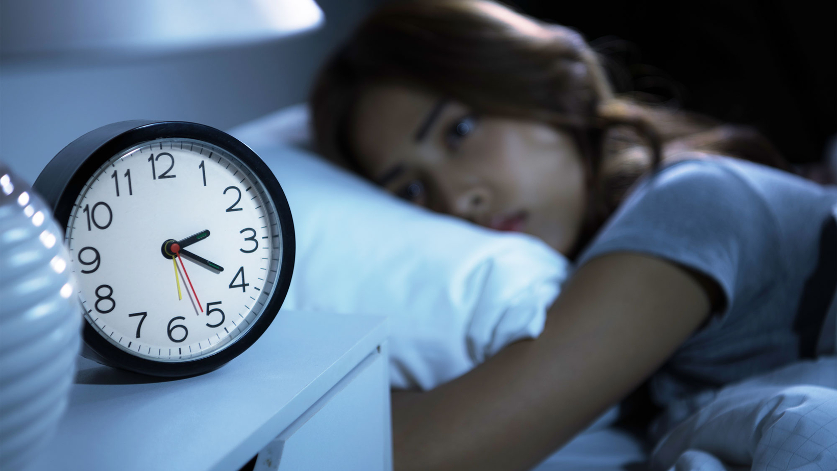 frau 20wach 20im 20bett