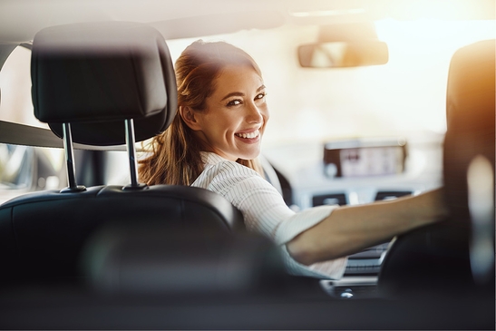 frau im auto